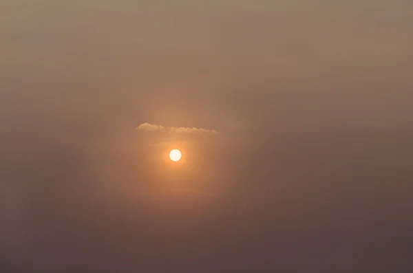 Bunte Sonne in einem klaren orangefarbenen Himmel — Stockfoto