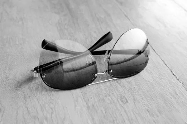 Γυαλιά ηλίου μόδας σε ξύλινο τραπέζι — Φωτογραφία Αρχείου