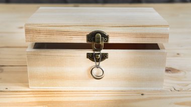 Yüzük ile ahşap kutu 