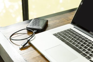 Dış sabit disk ve dizüstü bilgisayar