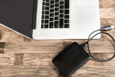 taşınabilir sabit sürücü ve dizüstü bilgisayar