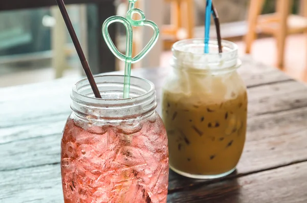 Sabor de morango bebidas gaseificadas whit soda — Fotografia de Stock