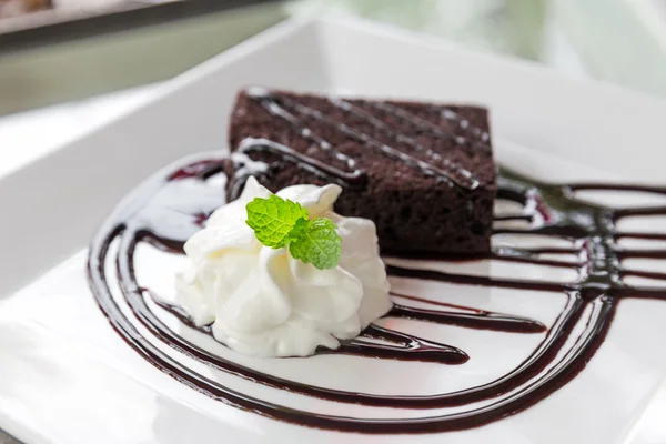 Brownies and whipped cream — Stock Photo, Image