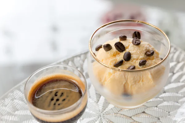 Espresso con helado de vainilla —  Fotos de Stock