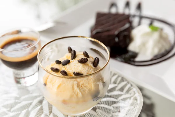 Helado con granos de café —  Fotos de Stock