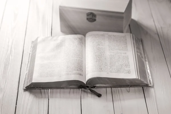 Livre ouvert couché sur une table en bois — Photo