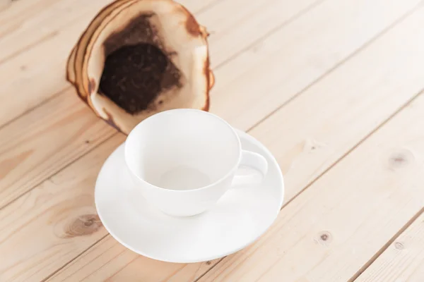 Φλιτζάνι λευκό καφέ σε ξύλινα πίνακα — Φωτογραφία Αρχείου