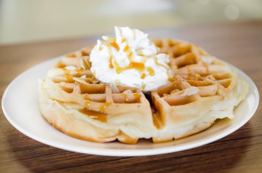 Waffle karamel tepesi altında