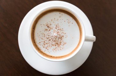 Tablo taze kapuçino fincan