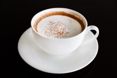 Bir fincan taze kapuçino.