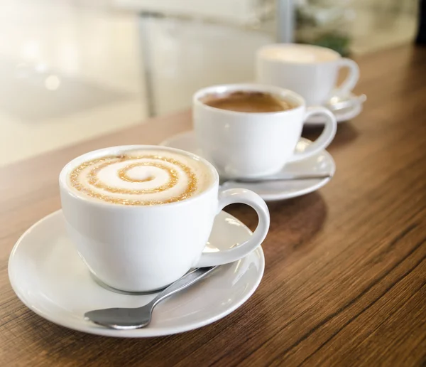 Três xícaras de café em linha diagonal — Fotografia de Stock