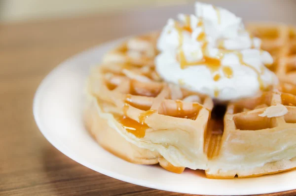Waffle karamel tepesi altında — Stok fotoğraf