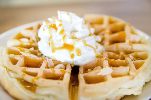 Waffle karamel tepesi altında — Stok fotoğraf