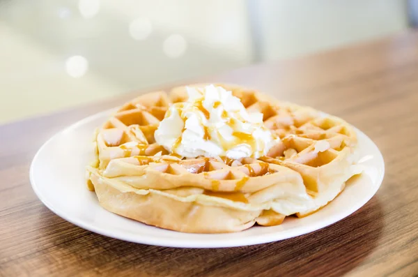 Waffle karamel tepesi altında — Stok fotoğraf