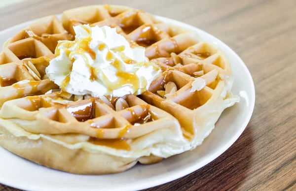 Waffle karamel tepesi altında — Stok fotoğraf