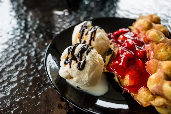 Waffles with ice cream, chocolate sauce — Stock Photo, Image