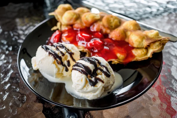 Waffles with ice cream, chocolate sauce — Stock Photo, Image