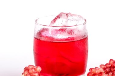 bir cam ve olgun nar nar suyu