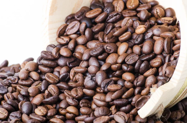 Granos de café en un cubo de madera — Foto de Stock