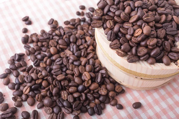 Granos de café en un cubo — Foto de Stock