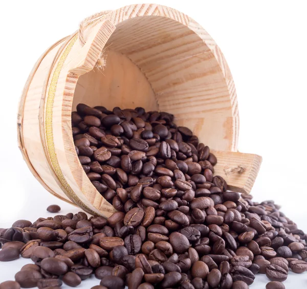 Kávová zrna v dřevěné vědro — Stock fotografie