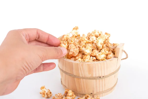 Hand med popcorn från en korg — Stockfoto