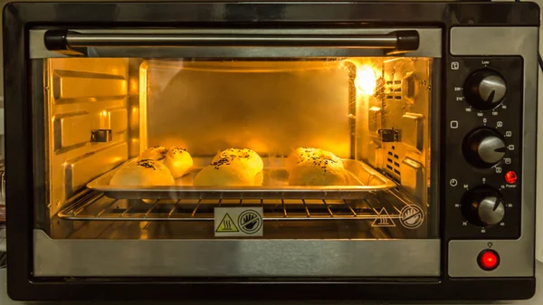 önünde mikrodalga fırın fırında çörek