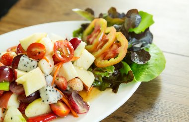 Baharatlı salata tabak