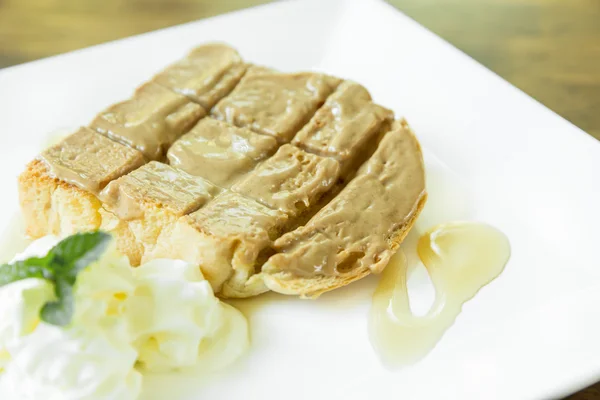 Fatia de pão com manteiga de amendoim cremosa — Fotografia de Stock