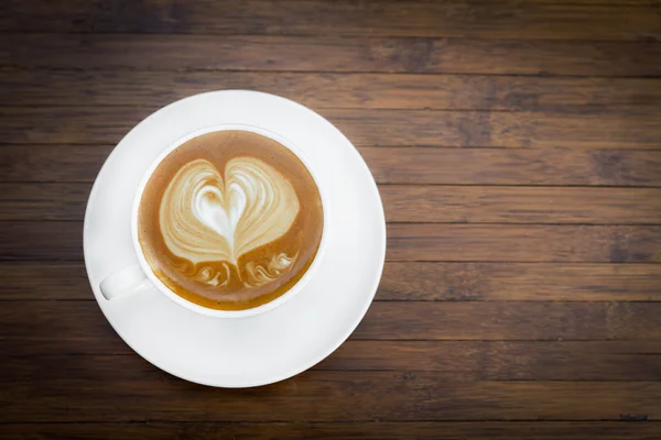 Café con leche con forma de corazón en la parte superior — Foto de Stock