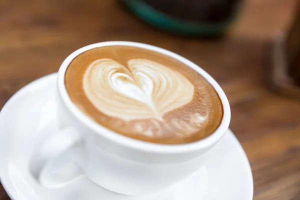 Latte kahve kalp şeklinde üstünde belgili tanımlık tepe