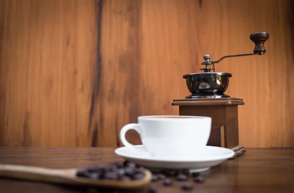 Šálek kávy, mlýnek na kávu a kávové boby — Stock fotografie