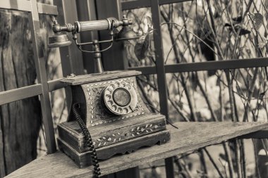 Ahşap telefon kulübesinde Vintage telefon