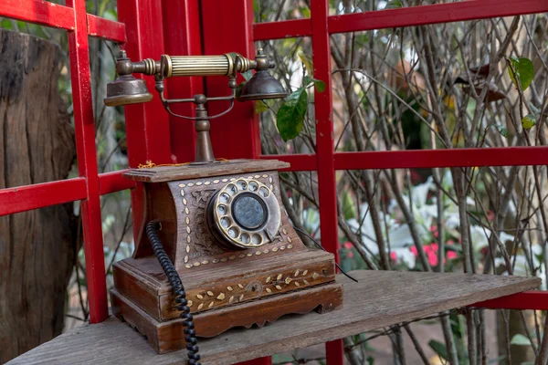 Telefone vintage em uma cabine telefônica — Fotografia de Stock