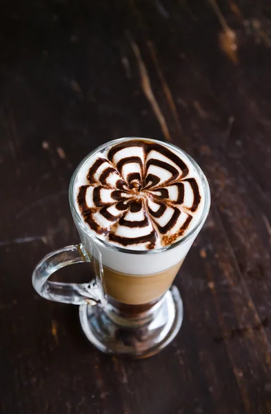 Latte com uma treliça de chocolate no topo — Fotografia de Stock