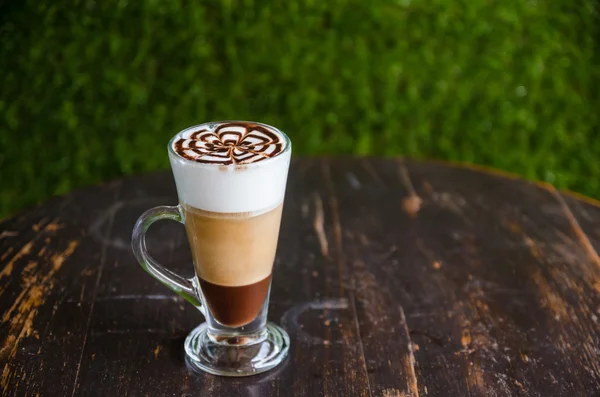 Latte con una rejilla de chocolate en la parte superior — Foto de Stock