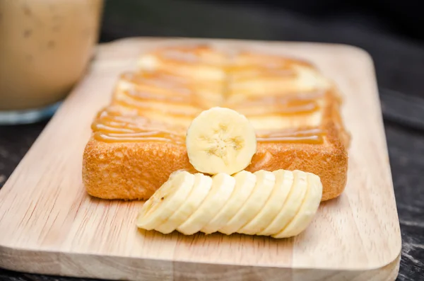Karamel ile tepesinde kızarmış ekmek — Stok fotoğraf