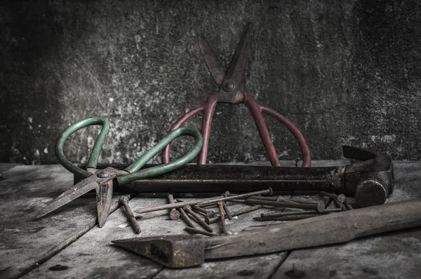Nature morte avec de vieux outils rouillés — Photo