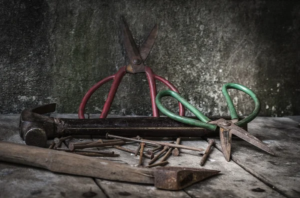 Nature morte avec de vieux outils rouillés — Photo