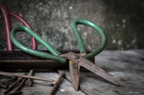 Nature morte avec de vieux outils rouillés — Photo