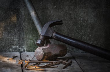 Eski paslı balta ve yaşlı çivi çekiç