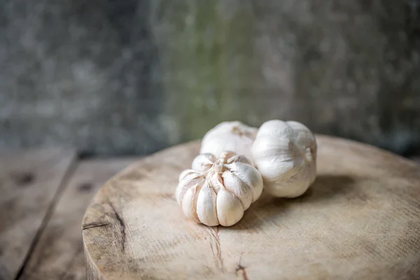 Ajo sobre tabla de cortar madera — Foto de Stock