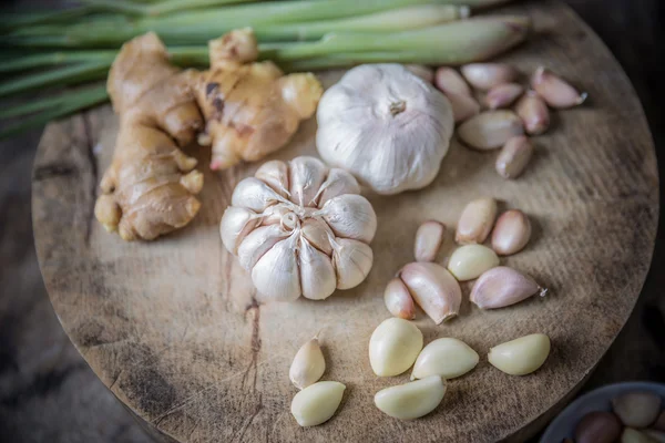 Oignons sur planche à découper en bois — Photo