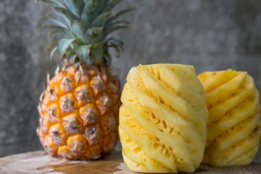 Taze soyulmuş ananas