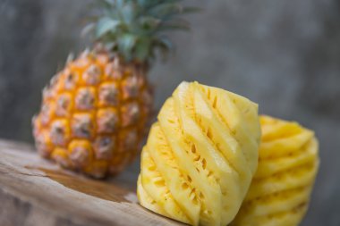 Taze soyulmuş ananas
