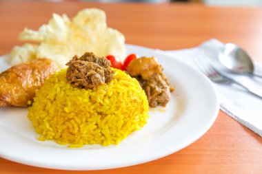 Zerdeçal pirinç vejetaryen rendang ve krupuk ile