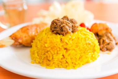 Zerdeçal pirinç vejetaryen rendang ve krupuk ile