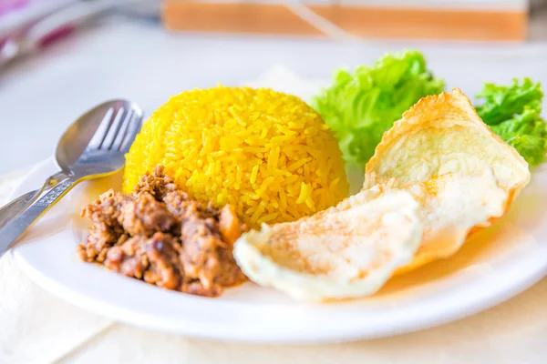 Arroz cúrcuma con verduras y rendang vegetariano — Foto de Stock