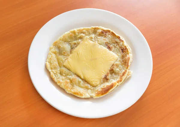 Roti prata med chesse på tallrik — Stockfoto