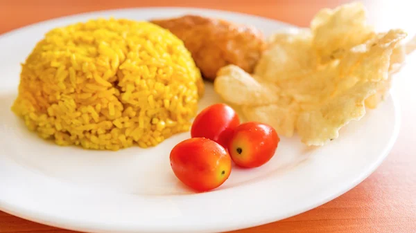 Tomates frescos con arroz con cúrcuma — Foto de Stock